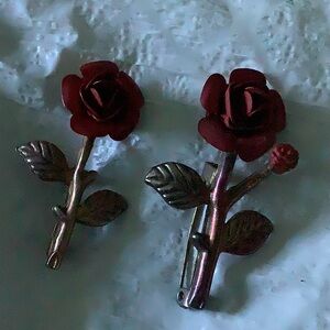 Rosé brooches (2)